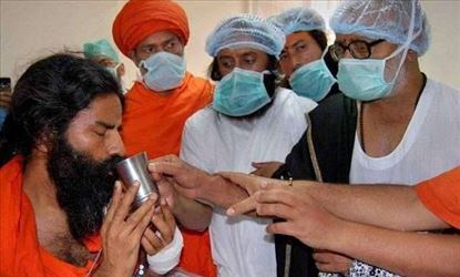 सोशल मीडिया पर वायरल हो रही बाबा रामदेव की तस्वीर, जर्मनी में करवाया घुटने का ऑपरेशन